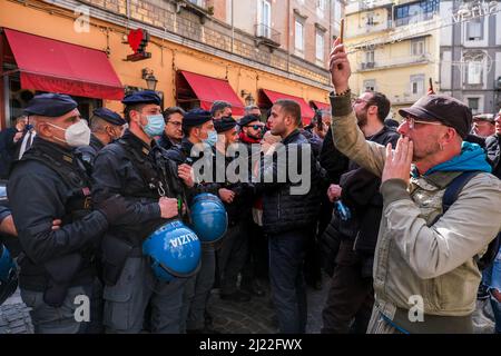 Mario Draghi à l'extérieur d'une pizzeria napolitaine historique est protesté par les manifestants, le jour de la signature du pacte pour Naples, un accord entre le gouvernement et la ville de Naples en vertu duquel l'État paiera environ Û1.3 milliards dans les coffres de la ville sur 20 ans. Banque D'Images