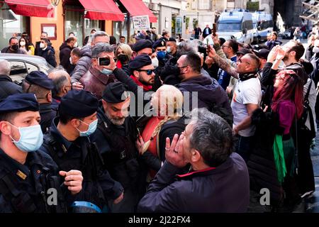 Mario Draghi à l'extérieur d'une pizzeria napolitaine historique est protesté par les manifestants, le jour de la signature du pacte pour Naples, un accord entre le gouvernement et la ville de Naples en vertu duquel l'État paiera environ Û1.3 milliards dans les coffres de la ville sur 20 ans. Banque D'Images