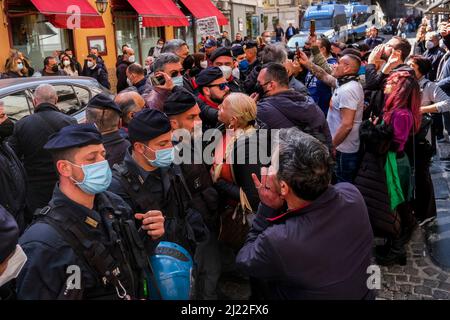 Mario Draghi à l'extérieur d'une pizzeria napolitaine historique est protesté par les manifestants, le jour de la signature du pacte pour Naples, un accord entre le gouvernement et la ville de Naples en vertu duquel l'État paiera environ Û1.3 milliards dans les coffres de la ville sur 20 ans. Banque D'Images