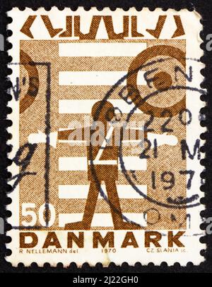 DANEMARK - VERS 1970 : un timbre imprimé au Danemark montre la patrouille de sécurité scolaire, le passage des piétons, la sécurité routière, vers 1970 Banque D'Images