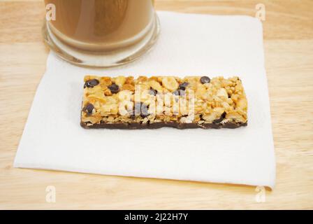 Un bar à céréales avec copeaux de chocolat et une tasse de café pour le petit-déjeuner Banque D'Images