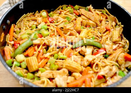 Poulet teriyaki sauté de légumes avec nouilles fines dans une casserole Banque D'Images