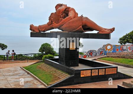La statue 'El Beso' (le Kiss) de Victor Delfín dans le parc de l'amour, Miraflores, Lima, Pérou Banque D'Images