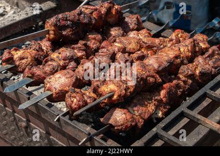 Préparation des brochettes marinées au barbecue sur charbon de bois. Chachlik ou shish kebab populaires en Europe de l'Est. Shashlyk (brochette de viande) a été origine Banque D'Images