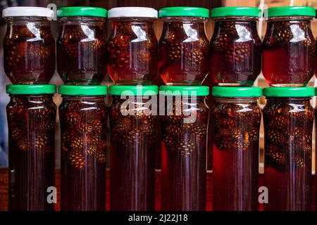 Cônes de pin au miel. Pots en verre de confiture de cône de pin. Banque D'Images
