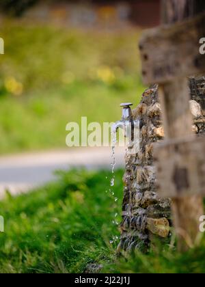 Un robinet d'eau pour les randonneurs sur South Downs Way à Manor Farm. Banque D'Images