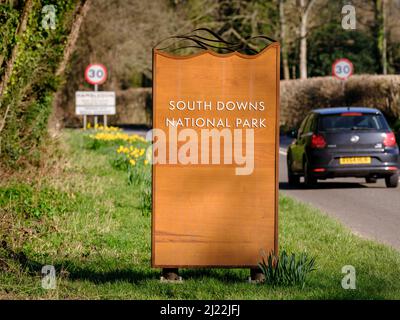 Panneau indiquant le parc national de South Downs à l'entrée du village de Hambledon, Hampshire, Royaume-Uni Banque D'Images