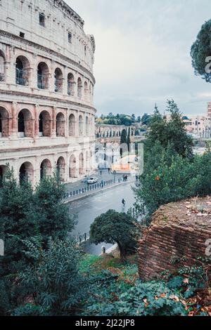Le Colisée avec des ruines anciennes en arrière-plan à Rome, en Italie Banque D'Images