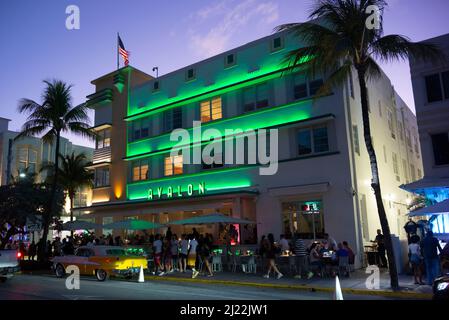 Hôtel Avalon de style art déco situé sur Ocean Drive à Miami à Dusk Banque D'Images