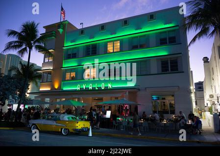 Hôtel Avalon de style art déco situé sur Ocean Drive à Miami à Dusk Banque D'Images