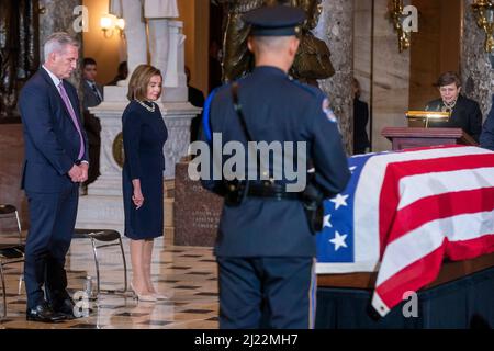 Washington, D.C., le 29 mars 2022. Nancy Pelosi, présidente de la Chambre des représentants, et Kevin McCarthy, chef de la minorité de la Chambre des représentants, se sont inclinés devant Margaret Grun Kibben, l'aumônier de la Maison des États-Unis, pour invoquer le représentant républicain de l'Alaska Don Young, qui se trouve dans la salle de statuaire du Capitole des États-Unis à Washington, D.C., 29 mars 2022. Jeune décédé à l'âge de 88 ans, il a été à la Chambre pendant 49 ans et le républicain ayant le plus longtemps été à la Chambre des représentants. Photo de Shawn thew/Pool/ABACAPRESS.COM Banque D'Images