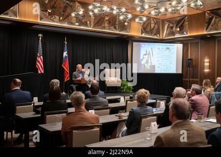 Austin, États-Unis. 29th mars 2022. Les membres du groupe énergétique Texas Independent Producers and Royalty Owners (TIPRO) écoutent comme le Texas Gov. Greg Abbott prononce un discours lors de la convention annuelle du groupe. Abbott a exprimé son soutien au rôle crucial de l'industrie énergétique texane dans la santé de l'économie nationale. Crédit : Bob Daemmrich/Alay Live News Banque D'Images