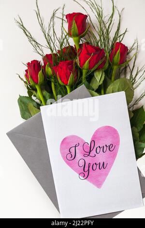 Bouquet de roses rouges avec carte de Saint-Valentin I Love You pour Saint-Valentin Saint-Valentin ensemble sur fond blanc Banque D'Images