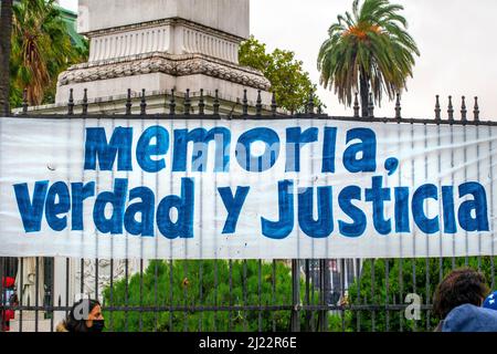 Mars pour le jour du souvenir. 46 ans après le coup d'Etat de la dictature civilo-militaire en Argentine, on exige mémoire, vérité et justice. Banque D'Images