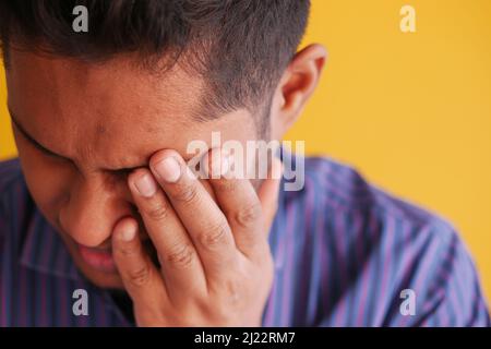 homme contrarié souffrant de fortes douleurs oculaires Banque D'Images