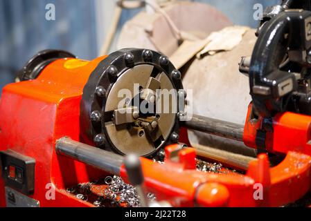 Mandrin de tour à trois mors dans la machine à fileter. Banque D'Images