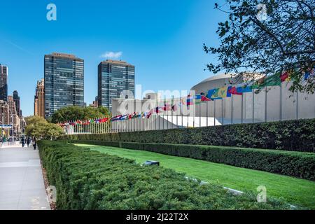 NEW YORK, Etats-Unis - OCT 4, 2017: Bâtiment des Nations Unies avec drapeaux des pays participants au soleil. Banque D'Images