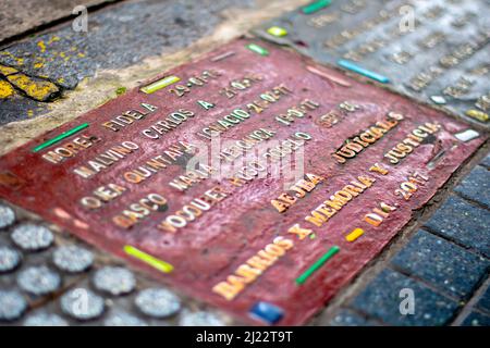 Plaque commémorative pour les personnes disparues. Mars pour le jour du souvenir. 46 ans après le coup d'État de la dictature civilo-militaire en Argentine. Banque D'Images