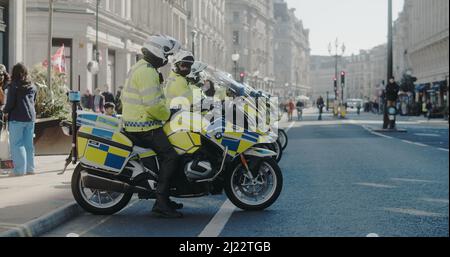 Londres, Royaume-Uni - 03 19 2022: Une série de policiers à moto, sur Regent Street, pour l'année «la Marche contre le racisme». Banque D'Images