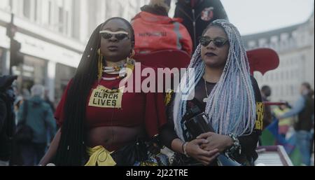 Londres, Royaume-Uni - 03 19 2022: Deux femmes noires attendent d'être interviewées, en faveur de «Kill the Bill» et «Child Q», pour la «arche contre le racisme» annuelle. Banque D'Images