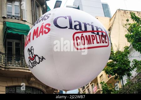 Ballon gonflable avec textes. Mars pour le jour du souvenir. 46 ans après le coup d'État de la dictature civilo-militaire en Argentine. Banque D'Images