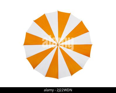 Parasol de plage à rayures blanc orange isolé sur fond blanc avec passe-cheveux Banque D'Images