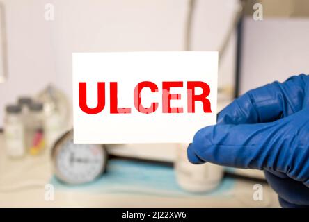 Le médecin garde une carte avec le nom du diagnostic - ulcère. Mise au point sélective. Concept médical. Banque D'Images