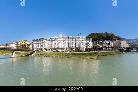 Salzbourg, Autriche - 21 avril 2015 : Hotel Sacher à Salzach, à Salzbourg, Autriche. L'hôtel a été construit entre 1863 et 1866 par l'hôtelier et M. Banque D'Images