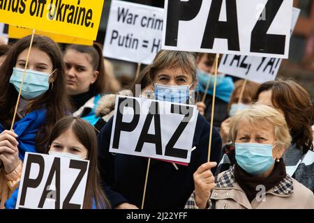 Les gens ont un signe qui se lit "paix" lors d'une protestation contre la guerre en Ukraine à Madrid, Espagne Banque D'Images