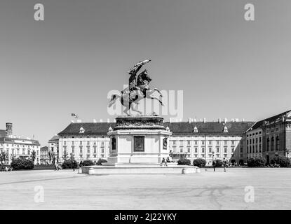 Vienne, Autriche - 24 avril 2015 : vue sur Heldenplatz - espace public avec statue équestre de l'archiduc Charles d'Autriche. Banque D'Images