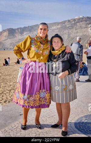 Le jour de la fête, les femmes de Nazaré dégusteraient la tenue traditionnelle. Robes colorées avec sept jupes. Nazaré, Portugal Banque D'Images
