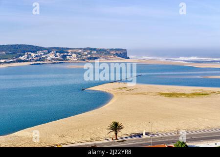 Plage de Foz do Arelho entre la mer et le lagon d'Obidos. Caldas da Rainha, Portugal Banque D'Images