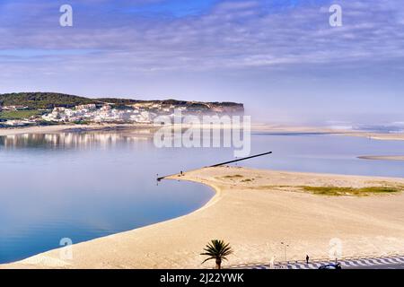 Plage de Foz do Arelho entre la mer et le lagon d'Obidos. Caldas da Rainha, Portugal Banque D'Images