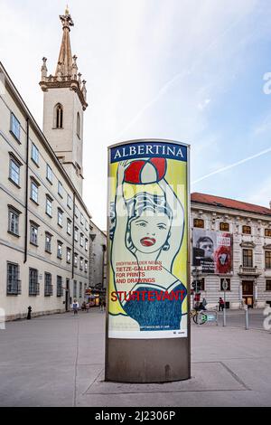 Vienne, Autriche - 25 avril 2015 : l'affiche albertina dans le pilier publicitaire du premier district informe de l'ouverture d'une nouvelle galerie. Banque D'Images