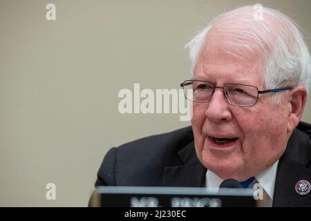 Washington, Vereinigte Staaten. 29th mars 2022. Le représentant des États-Unis David Price (démocrate de Caroline du Nord) pose des questions Bureau du directeur de la gestion et du budget Shalanda Young lors d'une commission parlementaire sur l'audition budgétaire âThe Presidentâs exercice 2023 Budgetâ dans le Canon House Office Building à Washington, DC, le mardi 29 mars 2022. Crédit : Rod Lamkey/Pool via CNP/dpa/Alay Live News Banque D'Images