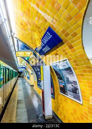 Paris, France - 12 juin 2015 : métro Paris métro station Charles de Gaulle place etoile. Le métro de Paris est l'un des plus grands réseaux de métro de la Banque D'Images