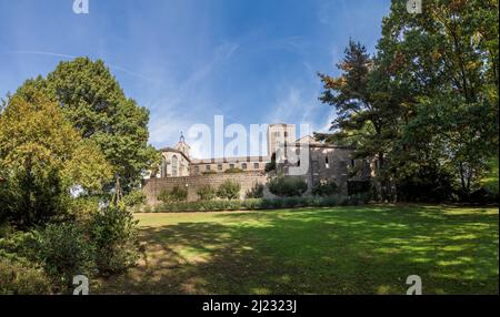 New York, Etats-Unis - 22 octobre 2015 : les gens visitent le Sanctuaire au musée Cloisters de New York, Etats-Unis. Les cloîtres ont été construits par l'européen d'origine Banque D'Images