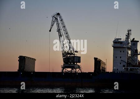 Vieux détails de grue métallique avec ciel comme arrière-plan dans le port de Rijeka, Croatie Banque D'Images