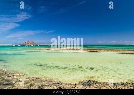La vue de Playa Vista Lobos (plage de sable blanc) à Corralejo, Fuerteventura, Banque D'Images