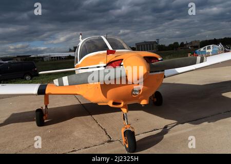 L'avion orange sur le terrain en été Banque D'Images