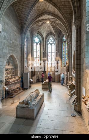 New York, Etats-Unis - 22 octobre 2015 : les gens visitent le Sanctuaire au musée Cloisters de New York, Etats-Unis. Les cloîtres ont été construits par l'européen d'origine Banque D'Images