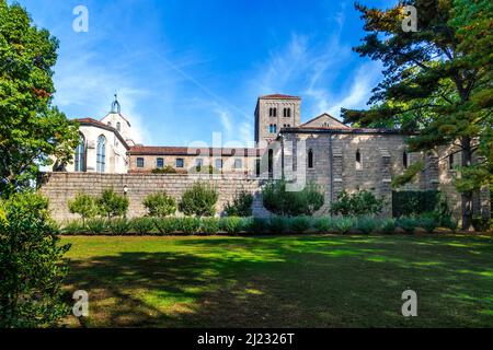 New York, Etats-Unis - 22 octobre 2015 : les gens visitent le Sanctuaire au musée Cloisters de New York, Etats-Unis. Les cloîtres ont été construits par l'européen d'origine Banque D'Images