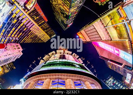 New York, États-Unis - 22 octobre 2015 : Vue de nuit sur Times Square, avec théâtres de Broadway et un grand nombre de panneaux LED. Banque D'Images