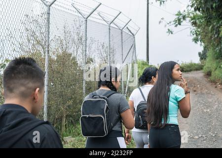 les jeunes latinos vont explorer et voir la belle nature colombienne au milieu d'une zone rurale sur une route de terre. randonnée à travers le majestueux colomb Banque D'Images