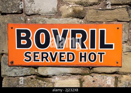 Derbyshire, Royaume-Uni – 5 avril 2018 : Bovril sert chaud un panneau de café d'époque pour une boisson chaude traditionnelle, au village de Crich Tramway Banque D'Images