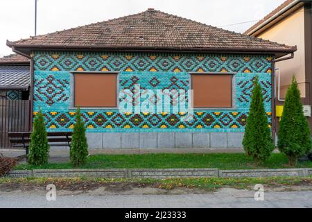 Façade d'une maison traditionnelle remplie de motifs en mosaïque Banque D'Images