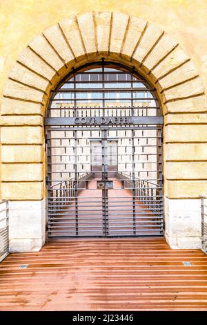 AIX-en-Provence, France - 15 décembre 2015 : entrée protégée du palais de justice central d'Aix-en-Provence en combinaison d'un arc historique et moderne Banque D'Images