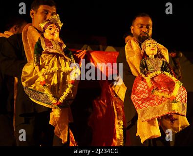 Les marionnettistes se présentent avec les marionnettes lors de la Journée mondiale de la marionnette, qui est célébrée le 21s mars pour reconnaître la marionnette comme une forme d'art mondial, dans un auditorium organisé par Sangeet Natak Akademi et Tripura Puppet Theatre. Agartala, Tripura, Inde. Banque D'Images