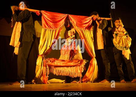 Les marionnettistes se présentent avec les marionnettes lors de la Journée mondiale de la marionnette, qui est célébrée le 21s mars pour reconnaître la marionnette comme une forme d'art mondial, dans un auditorium organisé par Sangeet Natak Akademi et Tripura Puppet Theatre. Agartala, Tripura, Inde. Banque D'Images