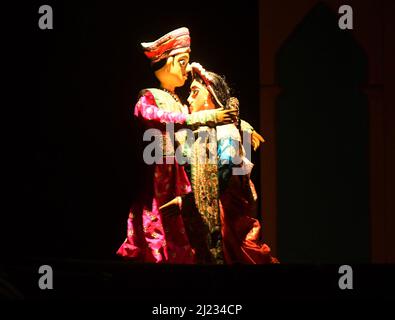 Les marionnettistes se présentent avec les marionnettes lors de la Journée mondiale de la marionnette, qui est célébrée le 21s mars pour reconnaître la marionnette comme une forme d'art mondial, dans un auditorium organisé par Sangeet Natak Akademi et Tripura Puppet Theatre. Agartala, Tripura, Inde. Banque D'Images